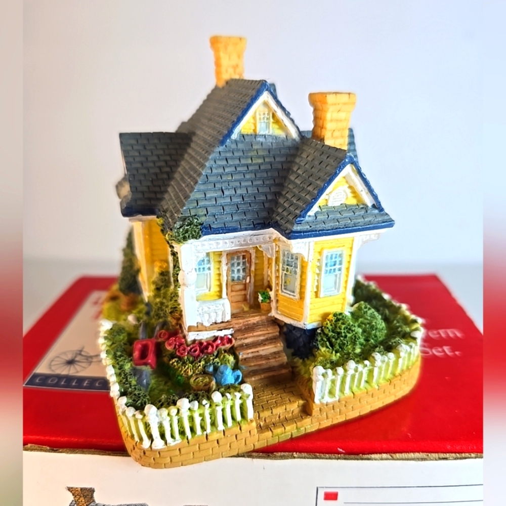 Vintage Minature Yellow Cottage House Handy Andy Malloy's House AH128 1997  NIB